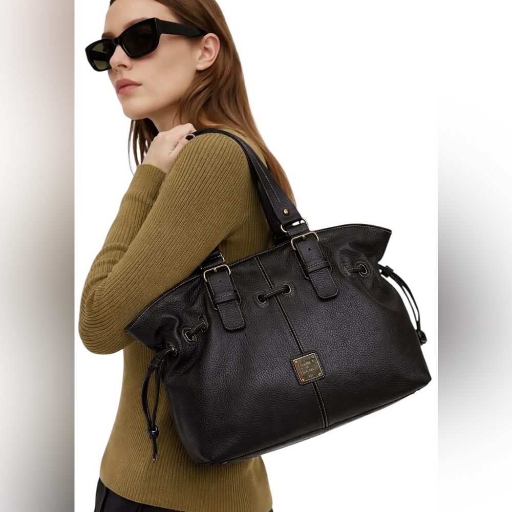 Dooney and Bourke Large black shoulder bag,